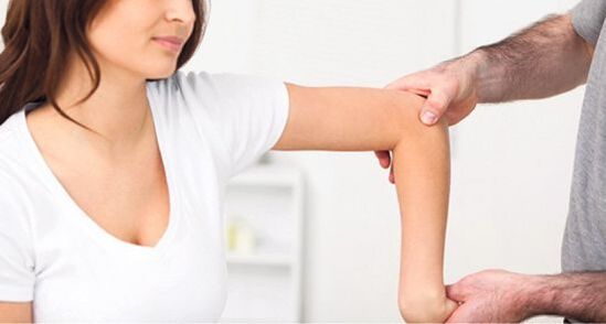 pregled pri zdravniku zaradi bolečin v sklepih rok in nog